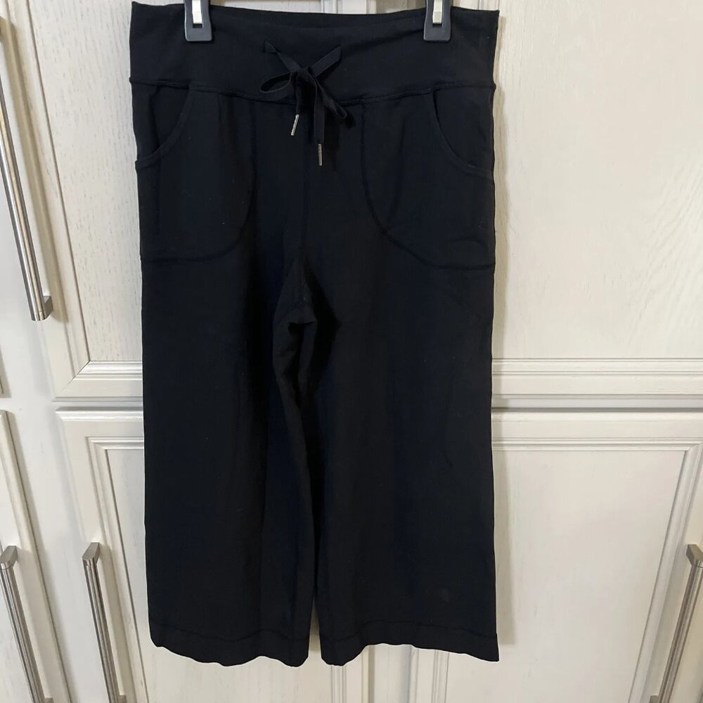 Lululemon Size 4 Women's Pants Capris - Black Wide Waist and Bottom
